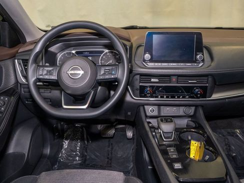 Used 2023 Nissan Rogue SV image 6