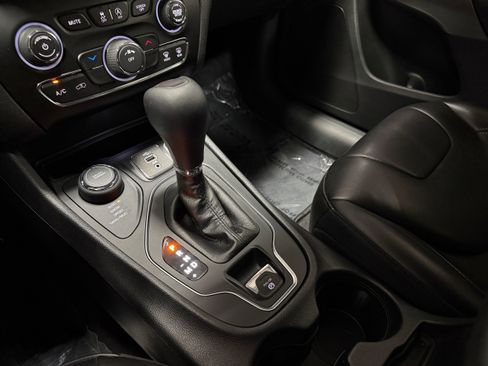 Used 2019 Jeep Cherokee Latitude Plus w/ Cold Weather Group AWD/4WD image 24