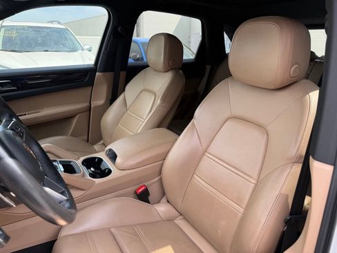 Used 2021 Porsche Cayenne AWD/4WD image 3