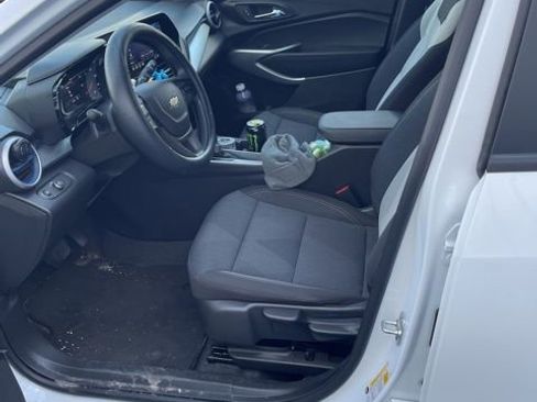 Used 2025 Chevrolet Trax LS w/ LS Convenience Package image 5