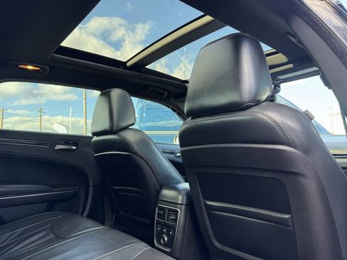 Used 2014 Chrysler 300 C image 31