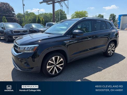 Used 2024 Volkswagen Taos SE FWD image 1
