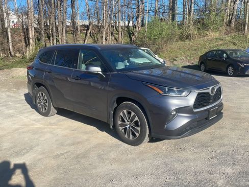 Used 2021 Toyota Highlander XLE image 12