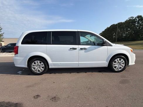 Used 2020 Dodge Grand Caravan SE FWD image 4