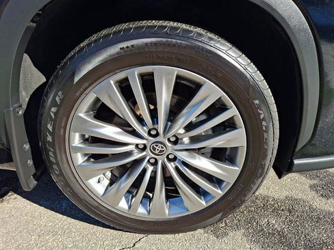 Used 2024 Toyota Highlander Platinum image 8