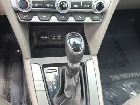Used 2020 Hyundai Elantra SE FWD image 16