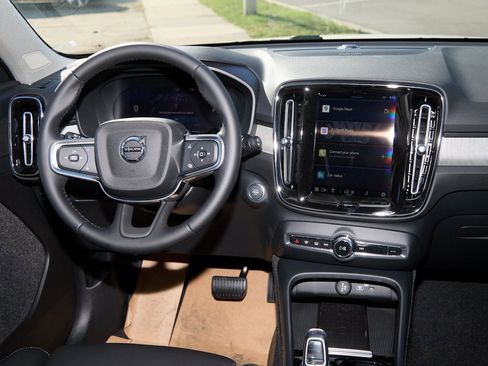 New 2025 Volvo XC40 B5 Plus w/ Climate Package image 23