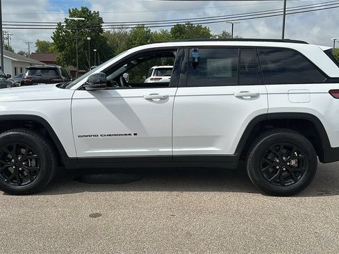Used 2025 Jeep Grand Cherokee Altitude AWD/4WD image 4