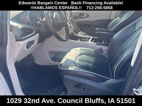 Used 2023 Chrysler Pacifica Limited FWD image 17