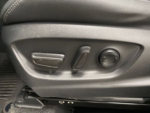 Used 2022 Toyota Corolla Cross XLE w/ Black Badges Package (TMS) image 16