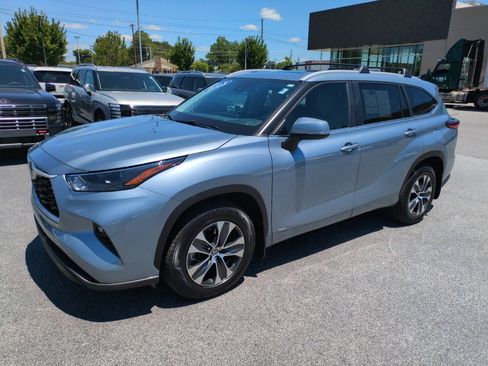 Used 2023 Toyota Highlander XLE AWD/4WD image 5