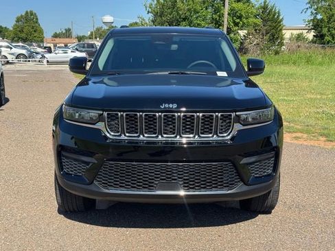 Used 2024 Jeep Grand Cherokee Laredo AWD/4WD image 2
