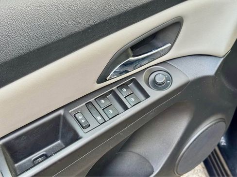 Used 2015 Chevrolet Cruze LS image 12