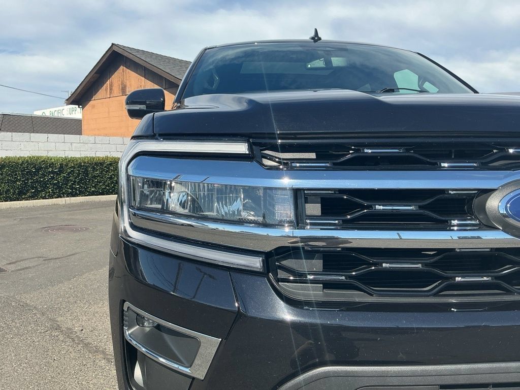 Used 2022 Ford Expedition Max Limited AWD/4WD image 3