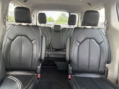 Used 2022 Chrysler Pacifica Touring-L FWD image 11