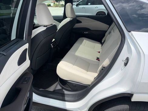 Used 2023 Lexus RX 350 w/ Accessory Package (2T) AWD/4WD image 11