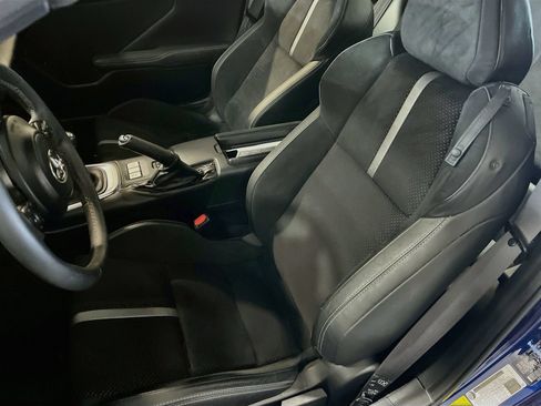 Used 2025 Toyota GR86 Premium w/ ALL Weather Mat Package (TMS) RWD image 19
