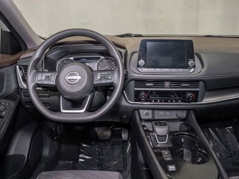 Used 2023 Nissan Rogue SV image 2