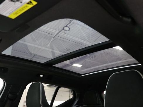 Used 2025 Volvo XC40 B5 Plus image 31