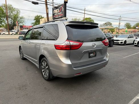 Used 2018 Toyota Sienna XLE w/ XLE Navigation Package image 5