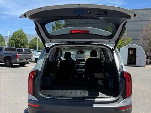 Used 2022 Kia Telluride SX w/ SX Prestige Package AWD/4WD image 9