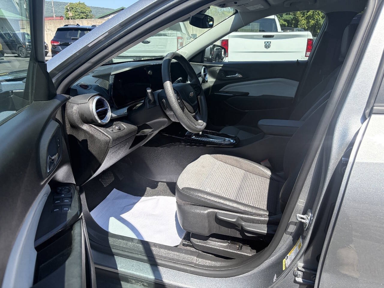 Used 2024 Chevrolet Trax LT FWD image 11