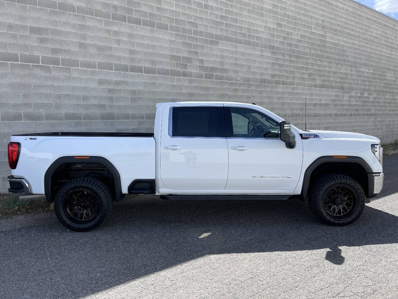 Used 2024 GMC Sierra 2500 SLE w/ SLE Convenience Package AWD/4WD image 3