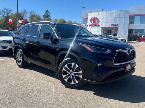 Used 2024 Toyota Highlander XLE AWD/4WD image 1