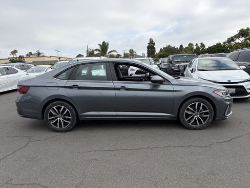 Used 2025 Volkswagen Jetta SE FWD image 2