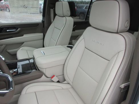 New 2026 GMC Yukon XL Denali w/ Denali Reserve Package AWD/4WD image 11
