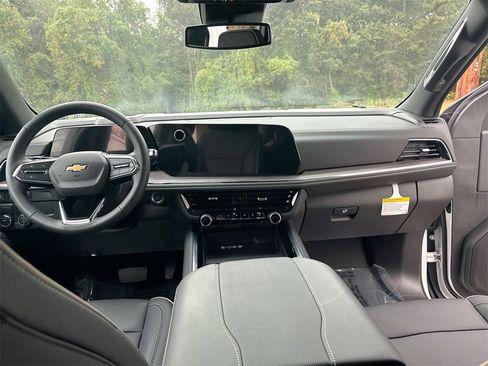 New 2025 Chevrolet Suburban Premier image 31