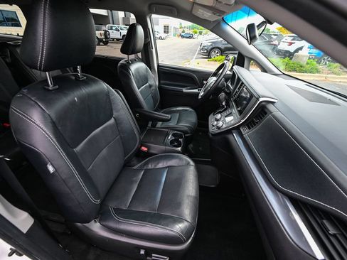 Used 2017 Toyota Sienna SE FWD image 25