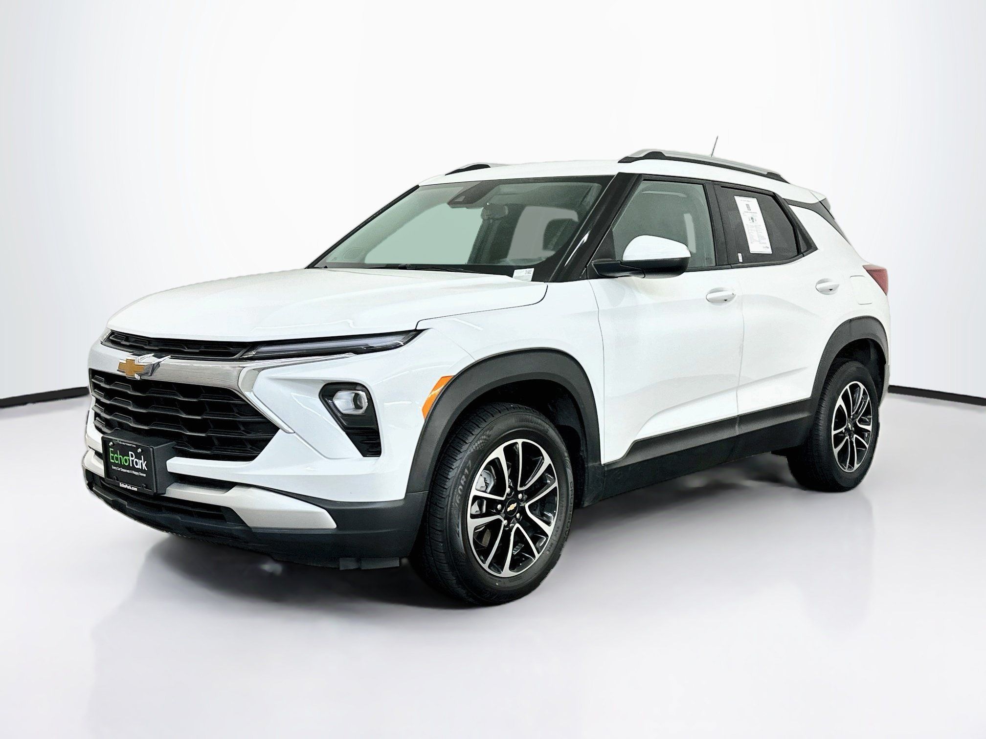 Used 2025 Chevrolet TrailBlazer LT AWD/4WD image 3