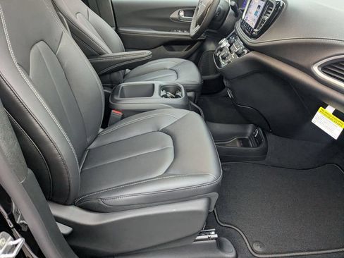 New 2026 Chrysler Pacifica Select FWD image 33