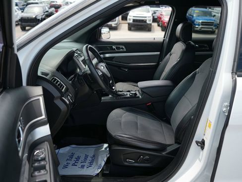 Used 2017 Ford Explorer XLT w/ Equipment Group 202A AWD/4WD image 19