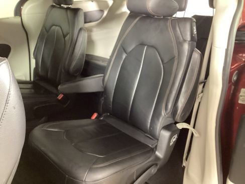 Used 2017 Chrysler Pacifica Touring-L FWD image 28