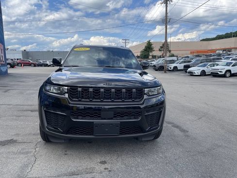 Used 2026 Jeep Grand Cherokee Altitude AWD/4WD image 5