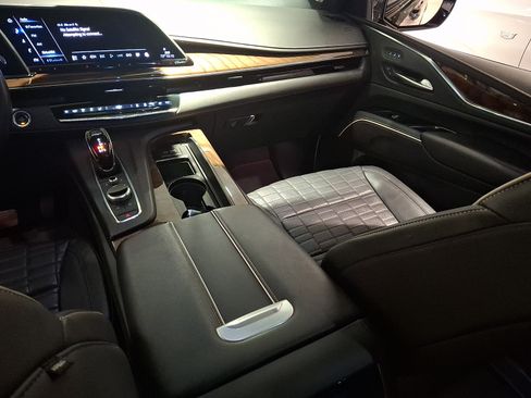 Used 2023 Cadillac Escalade Sport Platinum AWD/4WD image 19