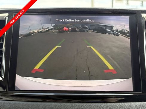 Used 2023 Chrysler Pacifica Touring-L image 5