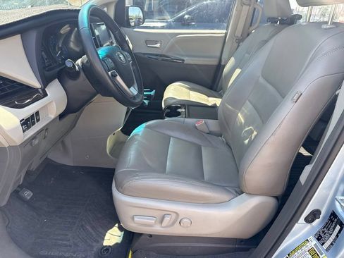 Used 2017 Toyota Sienna XLE w/ XLE Navigation Package AWD/4WD image 9