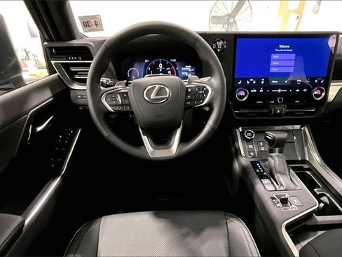 Used 2025 Lexus GX 550 image 8