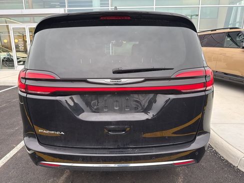 Used 2024 Chrysler Pacifica Touring-L image 4