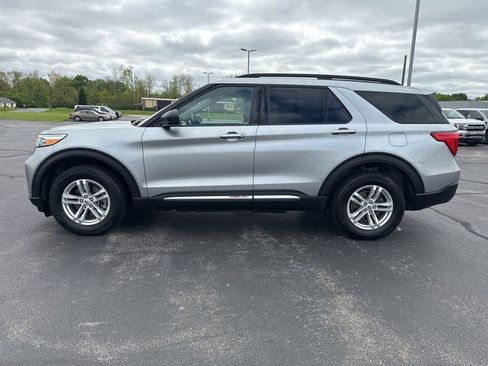 Used 2023 Ford Explorer XLT w/ Equipment Group 202A AWD/4WD image 5