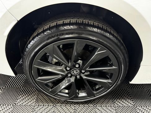 Used 2024 Toyota Corolla SE w/ SE Premium Package FWD image 19