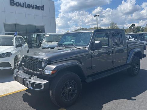 Used 2025 Jeep Gladiator Sport image 2