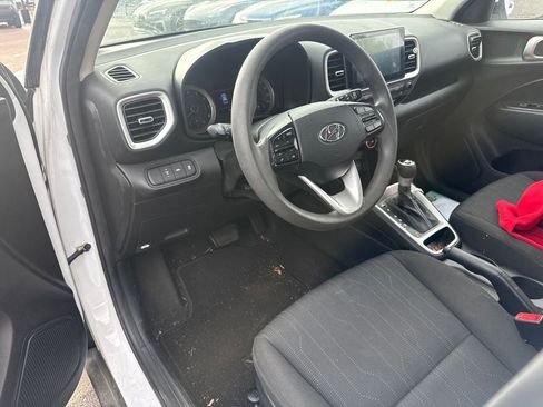 Used 2022 Hyundai Venue SE image 2