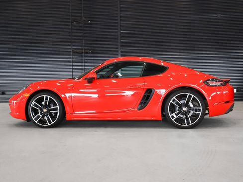 Used 2025 Porsche 718 Cayman image 2
