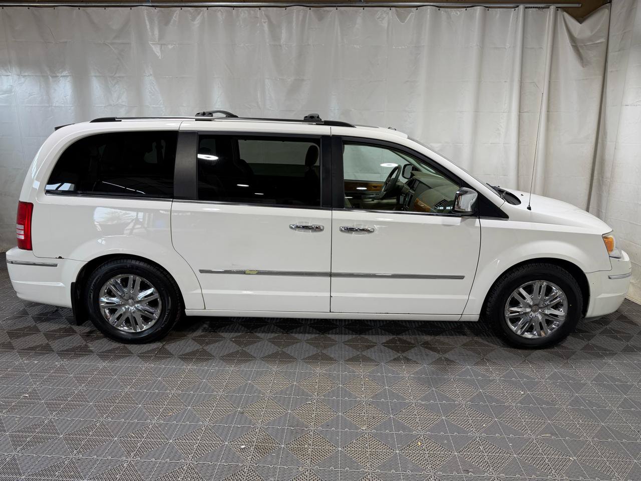 Used 2008 Chrysler Town & Country Limited w/ Entertainment Group #3 FWD image 9