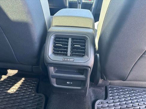 Certified 2025 Volkswagen Taos SE image 17
