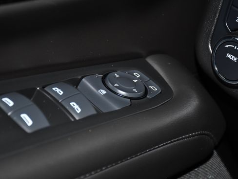 Used 2025 Chevrolet Suburban Z71 image 34